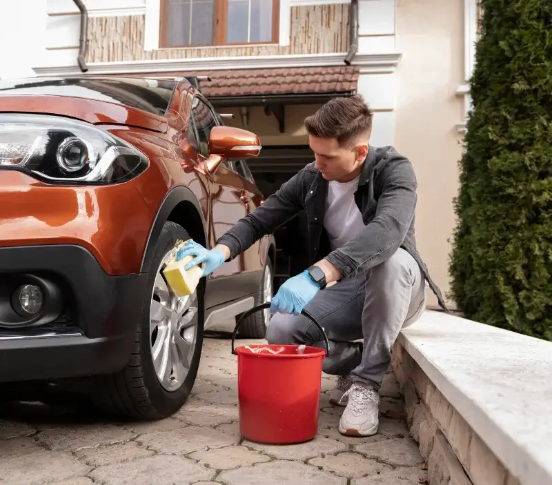 Lavage auto à domicile Gerbaix : professionnel intervenant sur un véhicule